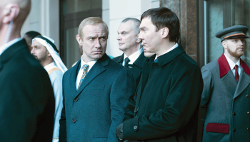 Vladimira Putina lomā britu aktieris Džūda Lovs, viņa padomnieka Vadima Baranova lomā — amerikānis Pols Dano. Foto — Capital Pictures/Scanpix