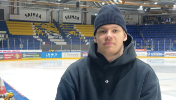 Alberts Šmits Somijas pilsētas Mikeli ledus hallē, tā ir viņa pašreizējā kluba Jukurit mājvieta.