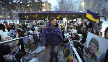 6. februārī noslēdzās trīspusējo sarunu otrā kārta starp Ukrainas, Krievijas un ASV delegācijām. Ukraina un Krievija vienojās par 314 karagūstekņu apmaiņu, taču sarunu laikā Krievija turpināja raķešu un dronu triecienus Ukrainai. Lai gan puses plāno tikties atkārtoti, būtiska virzība jautājumos par teritorijām vai drošības garantijām pagaidām nav panākta. Attēlā: ukraiņu gūstekņu sagaidīšana.