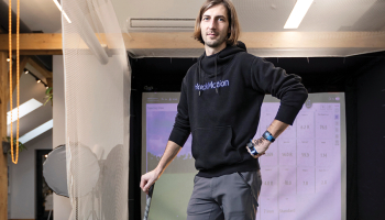 Atis Hermanis golfa simulatorā, kas ierīkots biroja telpās HackMotion mērierīces testēšanai.