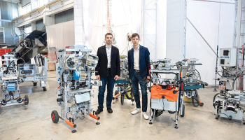 Aerones dibinātāji Dainis Krūze (no kreisās) un Jānis Putrāms riska kapitāla fondu finansējumu bija gatavi iemainīt pret uzņēmuma daļām, jo šķita svarīgi strauji palielināt pakalpojumu sniegšanas apjomu. Foto no uzņēmuma arhīva