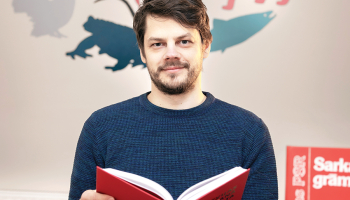 Viens no jaunā izdevuma diviem galvenajiem redaktoriem Jēkabs Dzenis. Darbs pie grāmatas ilga četrus gadus, un tas ir apmēram 100 cilvēku komandas veikums. Foto — Sergejs Čičagovs