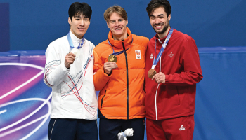 Olimpiskā 1500 m šorttreka pjedestāls: ar sudraba medaļu dienvidkorejietis Dehons Hvans (pa kreisi), ar zelta medaļu Jenss van ’T Vouts no Nīderlandes un bronzu ieguvušais latvietis Roberts Krūzbergs.