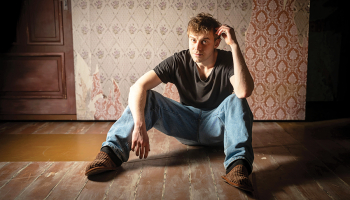 «Skatītāji zālē man ir svarīgi. Citādi jau varētu sēdēt mājās un spēlēt ledusskapja priekšā,» saka Valts Skuja.