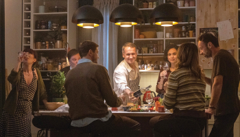 Latviešu aktieru ansamblis filmā Perfektie. Centrā Intars Rešetins-Pētersons. Publicitātes foto