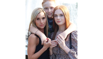 Irina Kučerenko ar dēlu Arturu un meitu Ļeru.