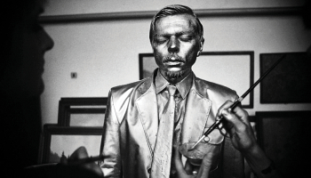 Miervaldis Polis performancē Bronzas cilvēks 1987. gadā, to fotodokumentēja Atis Ieviņš