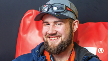 Jauno mehāniķu konkursa uzvarētājam Andrim Lagzdiņam risināt uzdevumus palīdzēja praktiskās iemaņas, ko guvis vecāku saimniecībā. Foto — Inter Cars Latvija