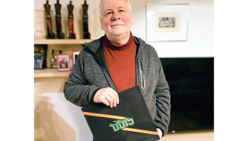 Pazīstamākais ODIS dalībnieks Arnis Mednis ar jauno skaņuplati. Publicitātes foto