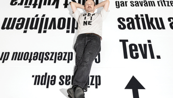 Izstādes līdzveidotājs dzejnieks Kārlis Vērdiņš: «Par flanēriem skatītāji kļūst arī izstādē. Piemēram, lai lasītu dzeju, ir jāstaigā, jo dzejoļi atrodas uz grīdas.»