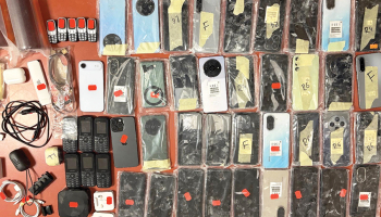 Pirms mēneša Rīgas Centrālcietumā konfiscētie telefoni, kurus tur mēģināja piegādāt caur cietuma veikalu. Foto — Ieslodzījuma vietu pārvalde