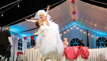 Bolderājas kāzu svinības ir žilbinošas. Jaunais pāris — Ivana Streļcova Ņikita un Elīnas Bartkevičas Anastasija — savu kāzu deju nodisko Melanholiskā valša elektroniskā variantā.