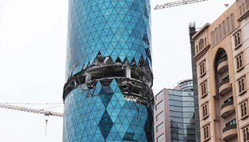 Irāņu drona radītie postījumi Bahreinas galvaspilsētā Manāmā 10. martā.