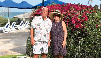 «Mana sieva ir ukrainiete. Mums ir daudz radu gan Krimā, gan Rietumukrainā. Daudzi šobrīd ir frontē. Tas, kas notiek šeit, nav salīdzināms ar to, kas ir Ukrainā. Tāpēc visu uztveru mierīgi,» saka uzņēmējs Āris Ozoliņš, kurš kopā ar sievu Taisu turpina atpūsties Dubaijā.