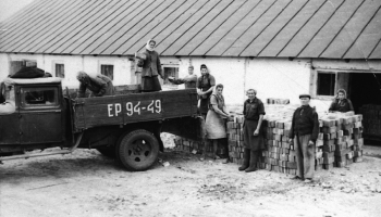 Divas vietējās sievietes atbraukušas pēc ķieģeļiem Omskas apgabala Borisovas sovhozā 1954. gadā. Ceturtā no kreisās Margarita Rone, kas bija deportēta no Ēdoles pagasta