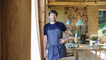 Renē Redzepi savā Kopenhāgenas restorānā Noma 2021. gadā neilgi pēc tam, kad prestižais kulinārijas industrijas izdevums Restaurant savā ikgadējā atlasē to bija nosaucis par labāko restorānu pasaulē.