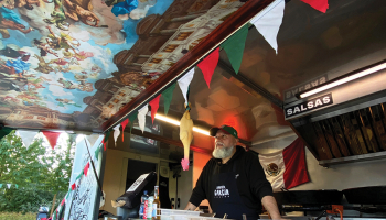 Havjera Garsijas furgona sānu durvis, kas atverot pārtop par nojumi virs letes, no iekšpuses apgleznojusi meita Dārta, kura studē Mākslas akadēmijā