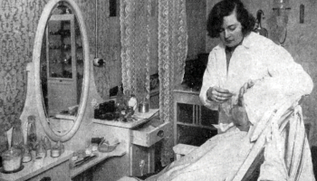 Elza Pērkone 1930. gadā savā kosmētikas salonā Skolas ielā 15. Viņas piedāvājums izcēlies ar «eleganci un māksliniecisku noskaņojumu»