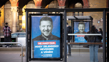 Viktora Orbāna vadītās partijas pasūtītie plakāti Budapeštas ielās — «Nepieļausim, ka Zelenskis smejas pēdējais!» un «Mūsu ziņa Briselei: Mēs nemaksāsim!»