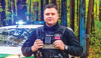 Kopš par Kristiāna Sutras paveikto zināms publiski, brīžiem policistam šķiet, ka viņam pievērsta pārāk liela uzmanība. «Esmu vairākkārt jautājis Leonīda sievai, vai viņiem tas nešķiet par daudz. Nē, viņi tieši grib akcentēt manu darbu, lai tas būtu labs piemērs citiem,» viņš atklāj. Foto no Rīgas valstspilsētas pašvaldības policijas arhīva