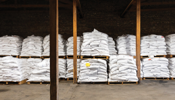 Pieci jūras konteineri ar minerālmēsliem no Baltkrievijas.