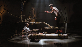 Kortnija (Anna Nele Āboliņa) un Ārons (Aksels Aizkalns).