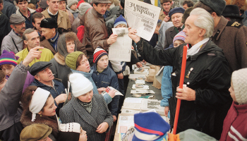 1991. gada 24. augustā Ukrainas Augstākā Padome pieņēma Neatkarības deklarāciju. 1. decembra refendumā to apstiprināja 92,3% vēlētāju no 84,2% balsstiesīgo. Dienu iepriekš Kijivas centrālajā laukumā vēl turpinājās informatīvā kampaņa. 
Foto — AP/Scanpix