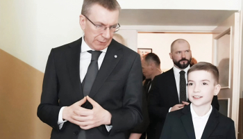 Vizītes dienā Hugo kļuva par prezidenta gidu. Viņš izrādīja skolu, kopā ar skolotājām veda pa klasēm, stāstīja par mācībām un vidi, kurā pats ikdienā uzturas. Foto — Valsts prezidenta kanceleja