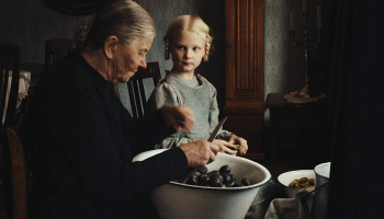 Filma Lūkojoties saulē aptver četras paaudzes. Publicitātes foto