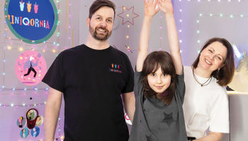 Dāvids Mitrēvics ar sievu Līgu un meitu Šarloti.