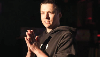 Daudziem improvizatoriem ir bail no klusuma auditorijā, saka Mareks Ruskuls jeb Improbomzis. «Stāsts ir jāuzbūvē. Kāp kalnā, un tā galā ir emocija — visbiežāk smiekli.» Taču atmodināt skatītājos citas emocijas esot augstāka likme, uz ko tiekties, viņš atklāj.