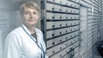 Rīgas Austrumu slimnīcas Aptiekas dienesta vadītāja Laila Eglīte rāda automatizētu zāļu skapi, kas ievestos medikamentus šķiro un izsniedz pēc vajadzības, kā arī uzmana to derīguma termiņu.