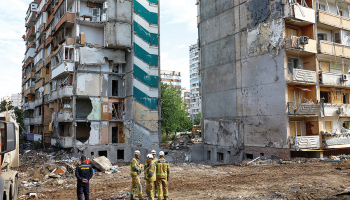 Glābšanas dienesti Kijivā pabeiguši pussagrautā deviņstāvu nama drupu novākšanu — Krievijas raķetes triecienā dzīvību zaudēja 24 cilvēki.
