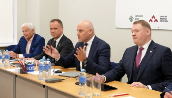 Premjera amatam nominētais Saeimas deputāts Andris Kulbergs (centrā) Apvienotā saraksta sarunās ar Jaunās Vienotības pārstāvjiem 19. maijā.
