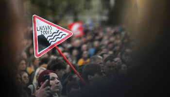 Iedzīvotāju protests Viļņas centrālajā laukumā šā gada aprīlī. Viens no populārākajiem lozungiem bija brīdinājuma ceļazīme Krastmala ar ūdenī krītošu vārda brīvību.