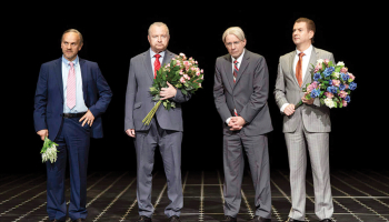 Aivaru Lembergu spēlē Lauris Dzelzītis (no kreisās), Andris Šķēle — Ģirts Ķesteris,  Valdis Zatlers — Artūrs Skrastiņš, Ainārs Šlesers — Lauris Subatnieks.