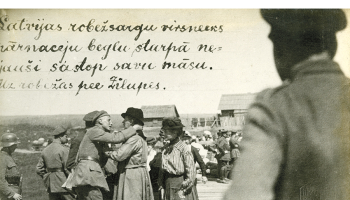 Latviešu bēgļus sagaida Zilupes robežpunktā. 1920. gads. Uz fotogrāfijas rakstīts: Latviešu robežsargu virsnieks pārnācēju bēgļu starpā nejauši sastop savu māsu. Fotogrāfs nezināms. Latvijas Kara muzeja krājums