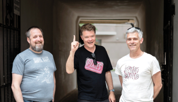 Dārza svētku LaDiDaDi rīkotāji un trīs draugi. No kreisās: Uldis Pabērzis, Toms Grēviņš un Bruno Roze. Foto – Reinis Hofmanis