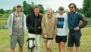 Dagdas festivālu Helvijs rīko kopā ar domubiedriem, kuri paši arī piedalās festivālā kā mākslinieki. No kreisās: Jānis Dzirnieks, Helvijs Savickis, Lauma Muižarāja, Aleksis Luriņš un Kristaps Lejiņš.