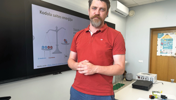 Bauskas Valsts ģimnāzijas fizikas skolotājs Dmitrijs Jemeļjanovs skolā nonāca nejauši un ilgi šaubījās, vai paliks. Taču kāpa atalgojums, uzlabojās citi darba apstākļi, līdz ar profesionālo novērtējumu auga pašapziņa, un Dmitrijs par promiešanu vairs nedomā.