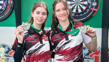 Amanda Kirilova (no kreisās) un Marta Roga.
