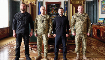 Jaunais Ukrainas aizsardzības ministrs Jevgeņijs Hmara (no kreisās), bijušais Bruņoto spēku virspavēlnieks Oleksandrs Sirskis, Valsts prezidents Volodimirs Zelenksis un jaunais virspavēlnieks Mihailo Drapatijs.