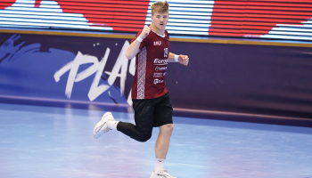 Jau 2022. gadā, būdams 15 gadus vecs, Valdis kļuva arī par Latvijas vīriešu izlases visu laiku jaunāko spēlētāju un vārtu guvēju.