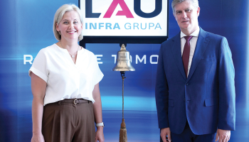 Nasdaq Riga vadītāja Liene Dubava un LAU Infra Grupa valdes priekšsēdētājs Vilnis Vitkovskis biržas zvana ceremonijā 3. jūlijā.