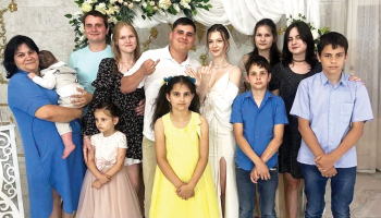 30. jūlijā tiešā krievu ballistiskās raķetes trāpījumā pa astoņu bērnu ģimenes privātmāju Krivijrihas pilsētas nomalē nogalināti abi vecāki un trīs bērni. Pārējie bērni un vecmāmiņa ir smagi ievainoti. Sestdien kārtējā masīvā gaisa uzlidojumā Kijivai nogalināti vismaz deviņi cilvēki, 28 ievainoti