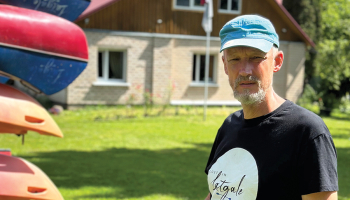 «Kopš pierobežā beiguši pienākt šūnapraides brīdinājumi, cilvēki pamazām atsāk šurp braukt. Augustā tūristu skaits jau ir aptuveni tāds pats kā citos gados. Ja atkal nekas nenotiks, visam vajadzētu būt kārtībā, un jācer, ka turpmāk būs labāk nekā līdz šim,» stāsta tūrisma gids un skolotājs Krāslavas novadā Aivars Vagalis.
