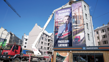Neilgi pirms oficiālā priekšvēlēšanu aģitācijas perioda sākuma pilsētvidē parādījās lielas reklāmas ar Aināru Šleseru.