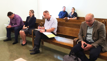 Pašvaldības policisti Andris Millers (no kreisās) un Kristīne Leitere-Ozoliņa, bijušais pašvaldības policijas priekšnieks Egīls Gailis un mednieks Gatis Minkevičs pirmajā tiesas sēdē Tukumā 
6. augustā.