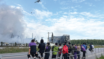 Ziņkārīgie vēro, kā 16. augustā pēc ukraiņu lidrobotu uzbrukuma tiek dzēstas tiešsaistes tirgotavas Wildberries loģistikas centrā krāsmatas Maskavas pievārtē.