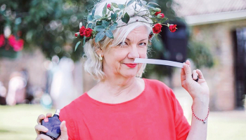 Marika Rozenberga zināšanās par smaržām dalās ne tikai pašas veidotā blogā un Instagram profilā, bet arī dažādās meistarklasēs. Foto — Sandra Garanča